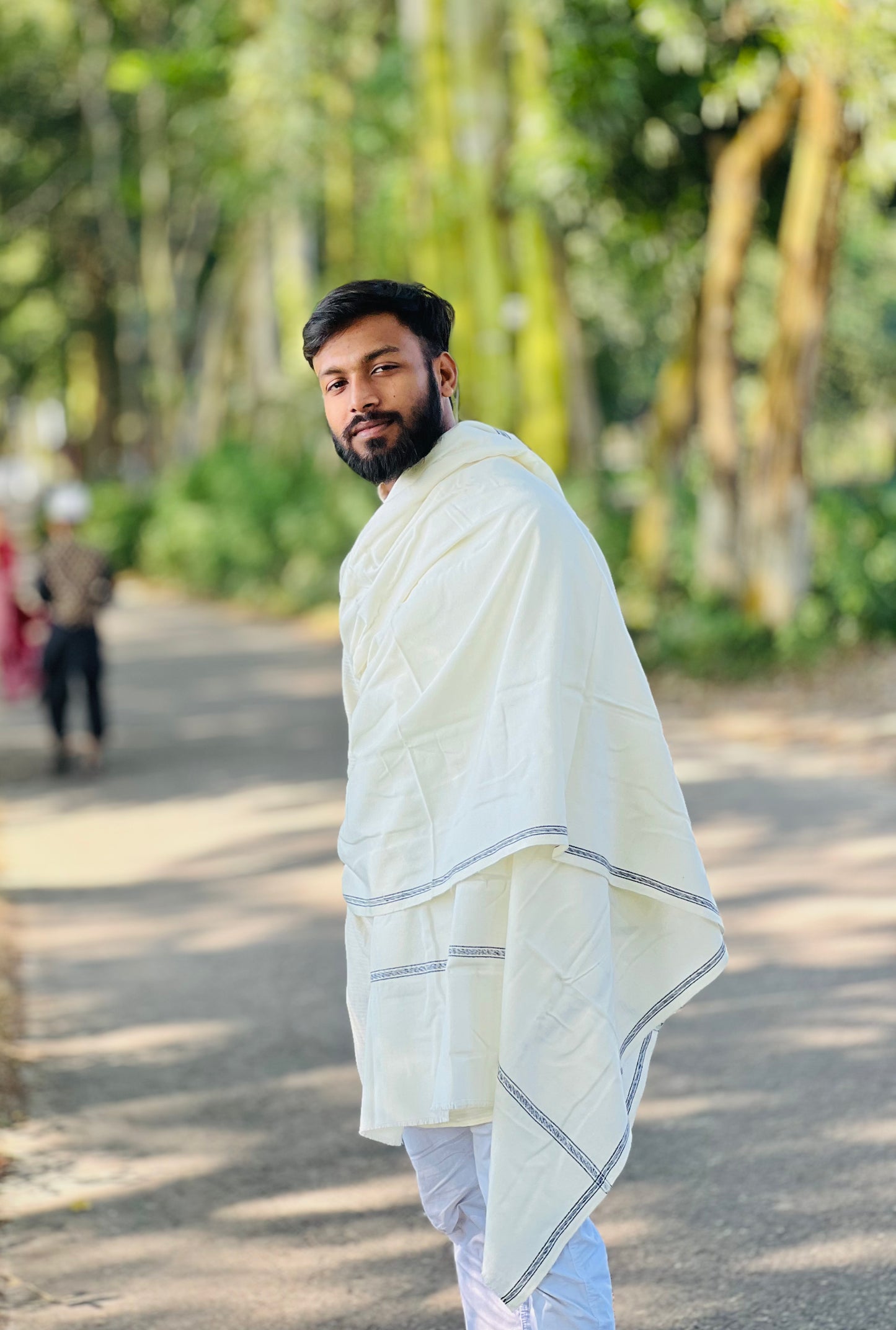 Premium 100% Woolen Winter Shawl — Pure Comfort & Class