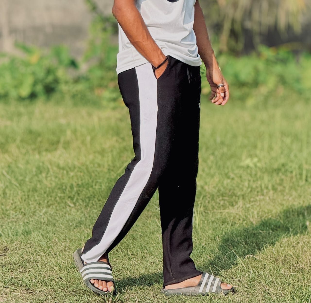Low Cut Baggy Joggers Available With 2 Colors (Black/White)